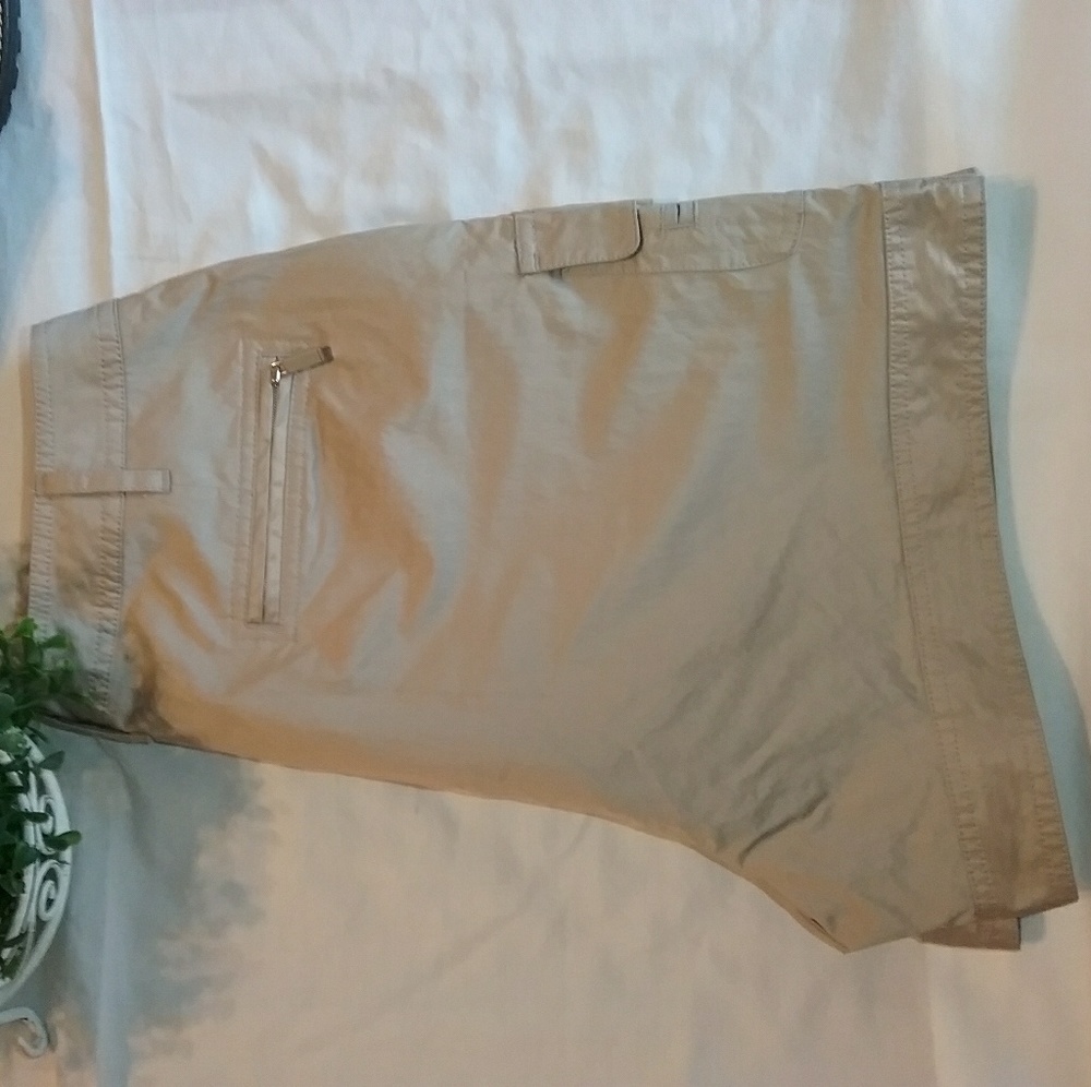 DKNY Golf Shorts - Picture 4 of 5